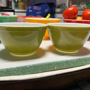 Pair Pyrex Avocado 1.5 pint mixing bowls #401